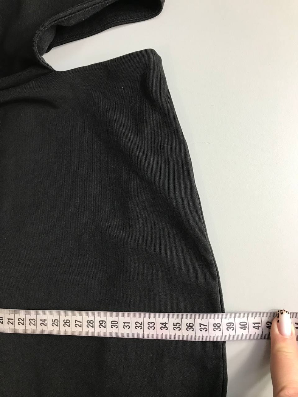 Платье H&M с акцентом на талии, маркировка XS, визуально 42 размер