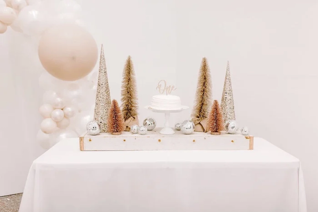 Годовасие зимой в бежевых тонах