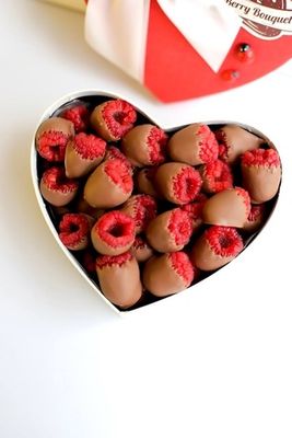 Сердце с малиной в молочном шоколаде