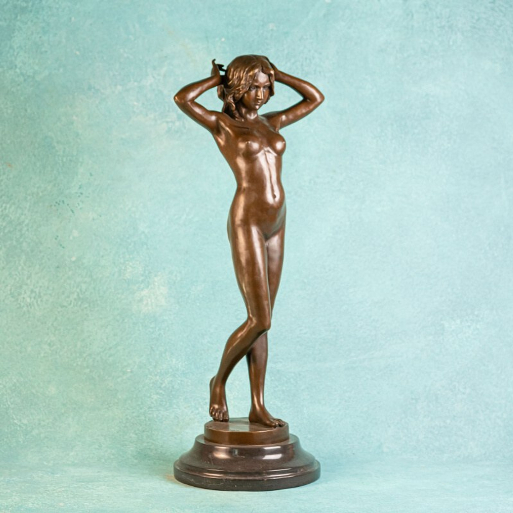 Скульптура девушки