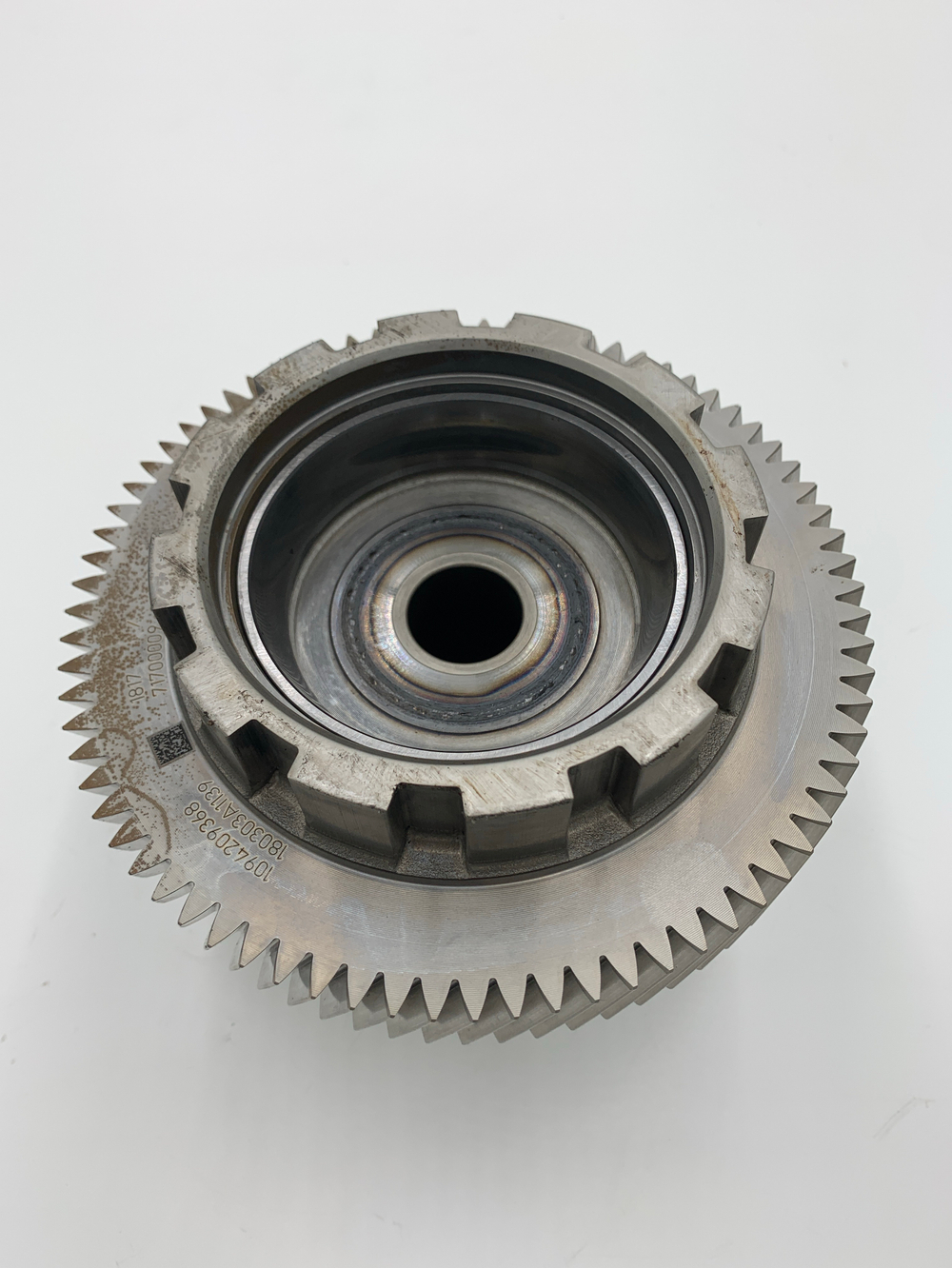 Вал промежуточный ZF 9HP48 948TE 04800943AA главной пары с шестернями привода (ведомой шестернёй на 76T D169.50 mm и ведущей шестерней на 22T D75 mm.)