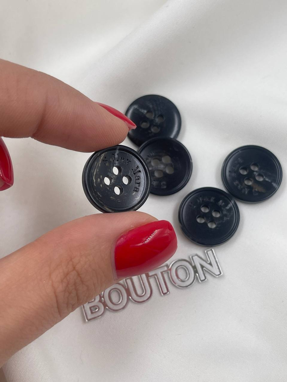 Пуговицы МаксМ черные с белыми прожилками