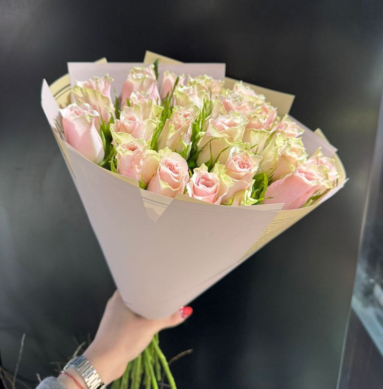 Нежный букет из 25 роз "Пинк Атена" в упаковке Нежный букет из 25 роз "Пинк Атена" в упаковке