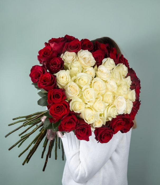Букет из 51 премиальной розы Мондиаль и Эксплоер 70 см "Белое сердце"