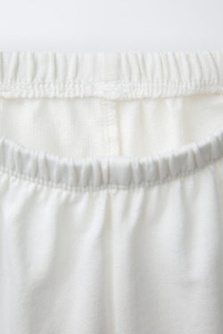 ZARA КОМПЛЕКТ ИЗ ТОЛСТОВКИ И ШОРТОВ С НАШИВКОЙ, ЖЕЛТОВАТО-БЕЛЫЙ