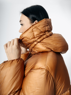 Короткий пуховик с натуральным наполнителем - гусиный пух