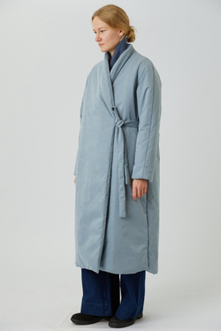 Зимнее пальто на запах из серо-голубой бархатистой мембраны