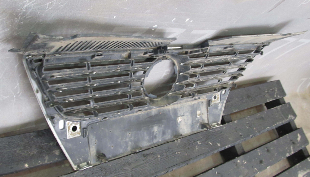Решетка радиатора Volkswagen Passat B6  Б/У Оригинал 3c0853651d