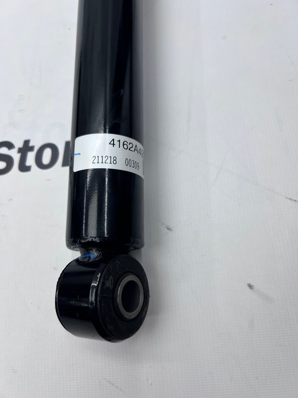 Амортизатор задний Митсубиши Паджеро 3. 4162A497. Новый. Оригинал.