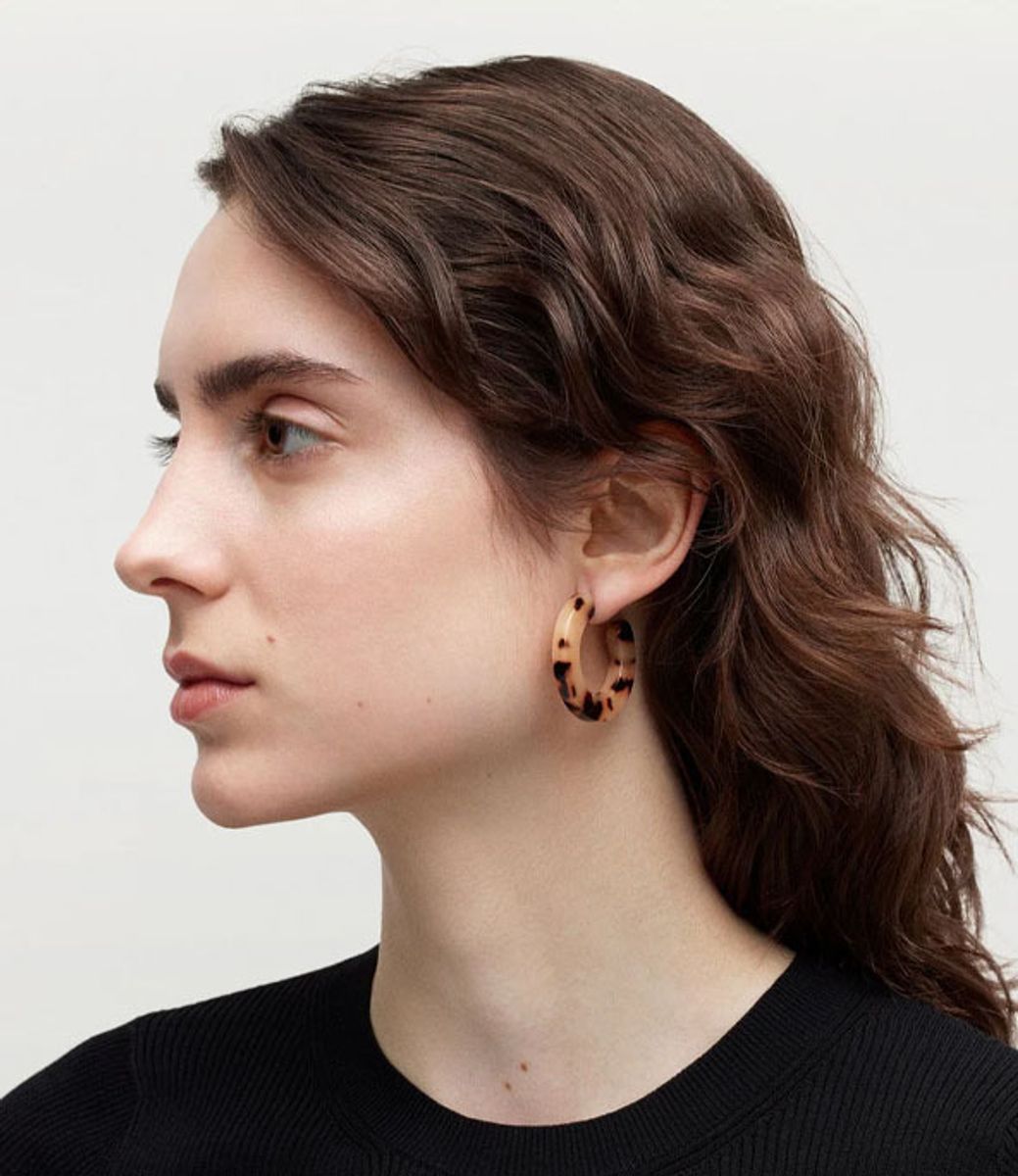 Machete Kate Hoops in Classic Tortoise — серьги из ацетата