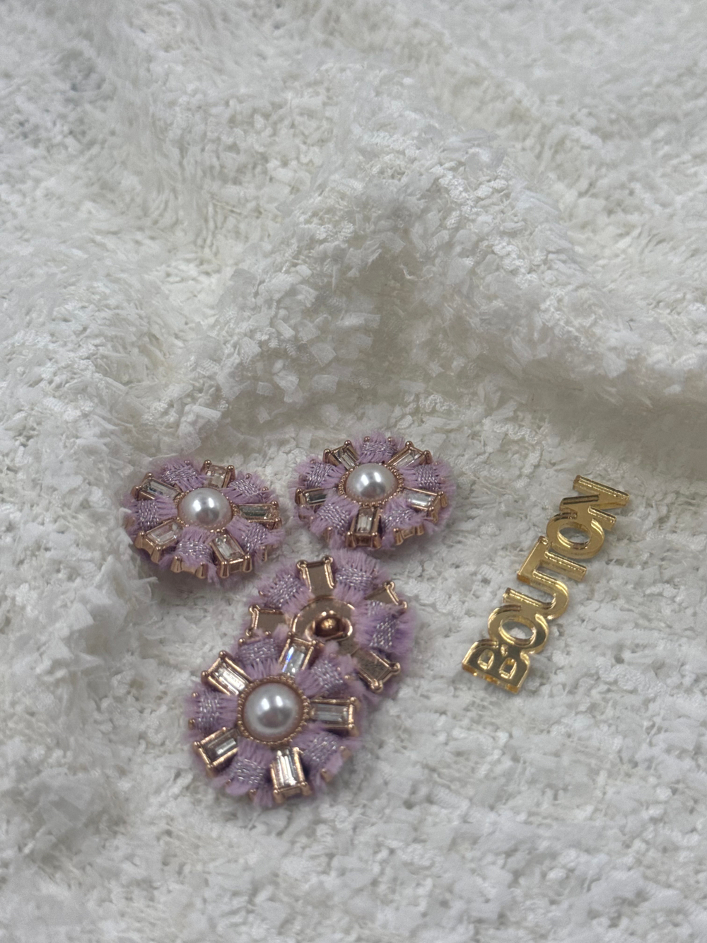 Пуговицы золотые со стразами и жемчугом в форме цветка с твидовой лавандовой тесьмой