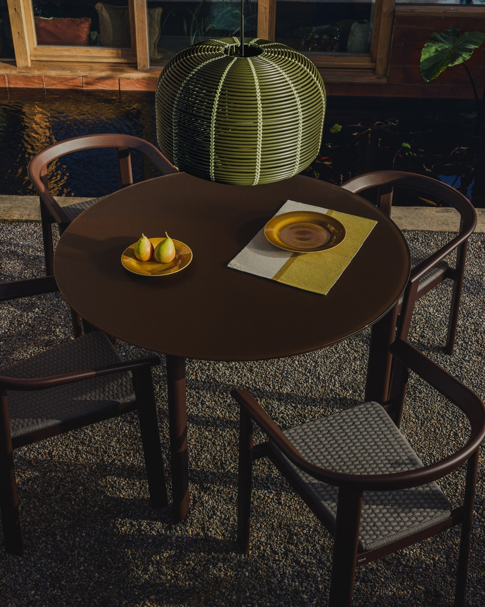 Уличный стол Erice из алюминия и закаленного стекла коричневого цвета, 120 см