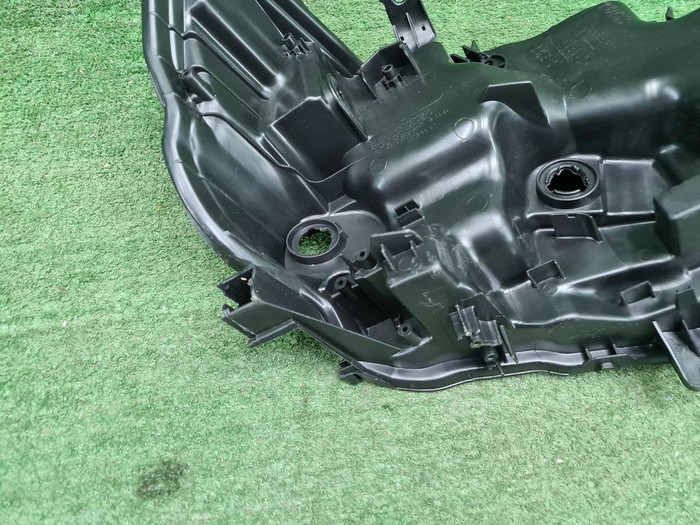 Корпус фары левый Toyota Land Cruiser 200 (15-21)