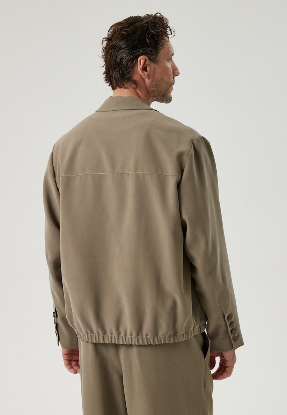 Свободный бомбер оливкового цвета