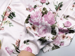 Эластичный бельевой атлас-стрейч, розы на светло-розовом фоне, (Арт: ASP-004)