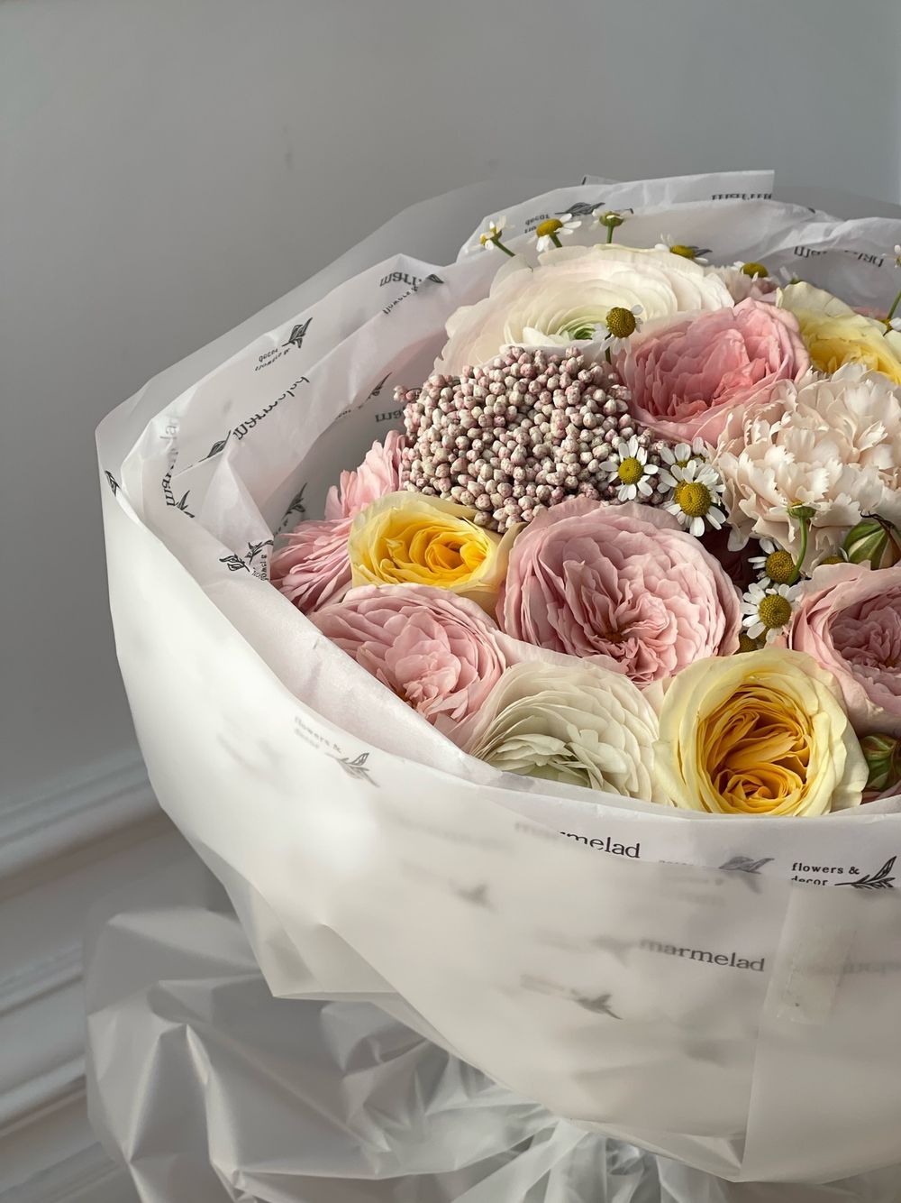 Сборный букет из кустовой пионовидной розы, одноголовой пионовидной розы, ромашки, диантусов и озотамнуса