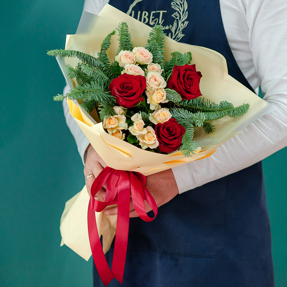 Нобилис с розами в персиковом оформлении