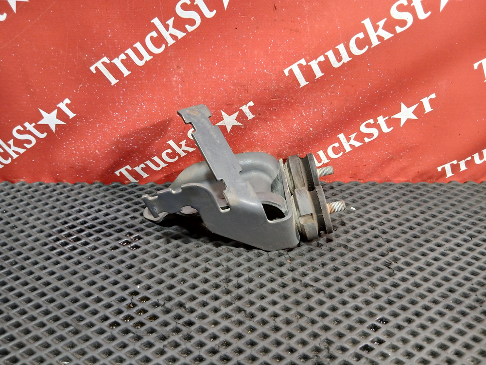 Кронштейн радиатора правый