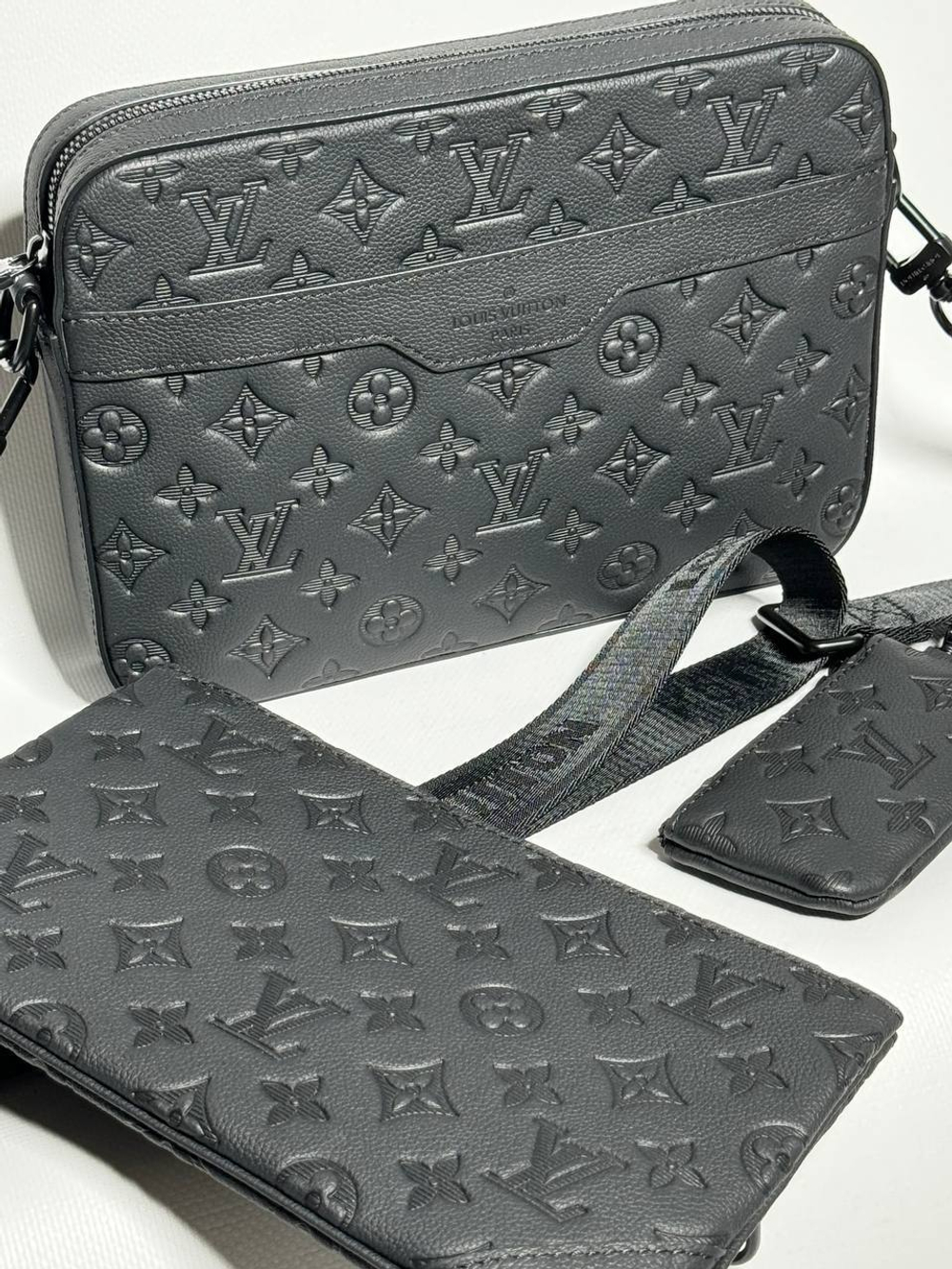 Сумка-мессенджер Louis Vuitton