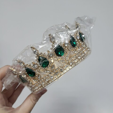 Корона Золото Зеленые камни, диаметр низа 12,5 см