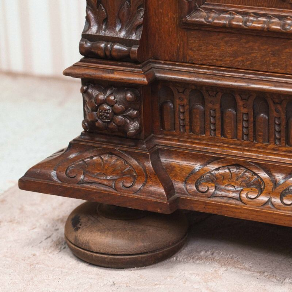 Резной комод