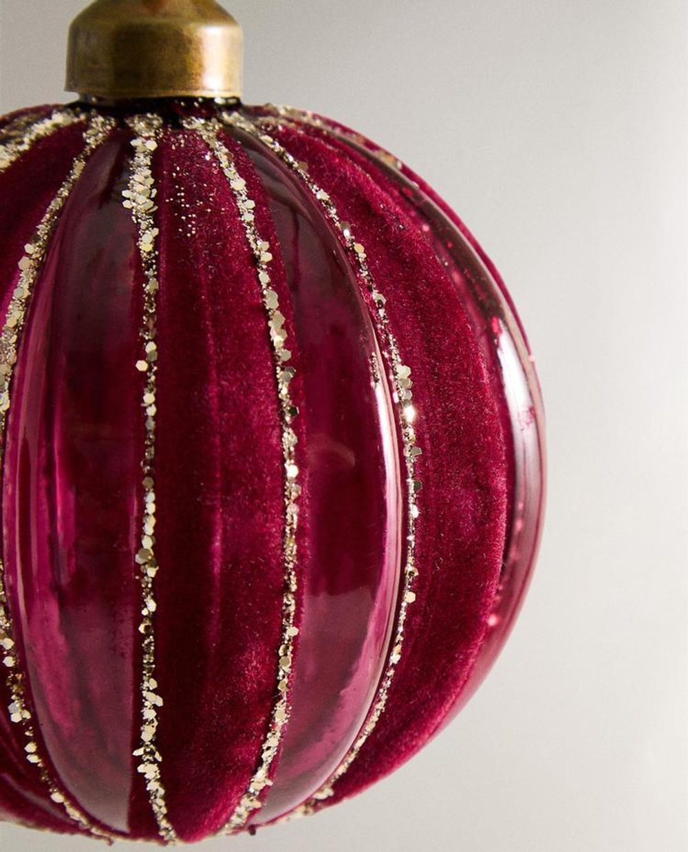 ZARA HOME ЕЛОЧНОЕ УКРАШЕНИЕ В ФОРМЕ ШАРА С ПОЛОСКАМИ ИЗ БАРХАТА, КРАСНЫЙ