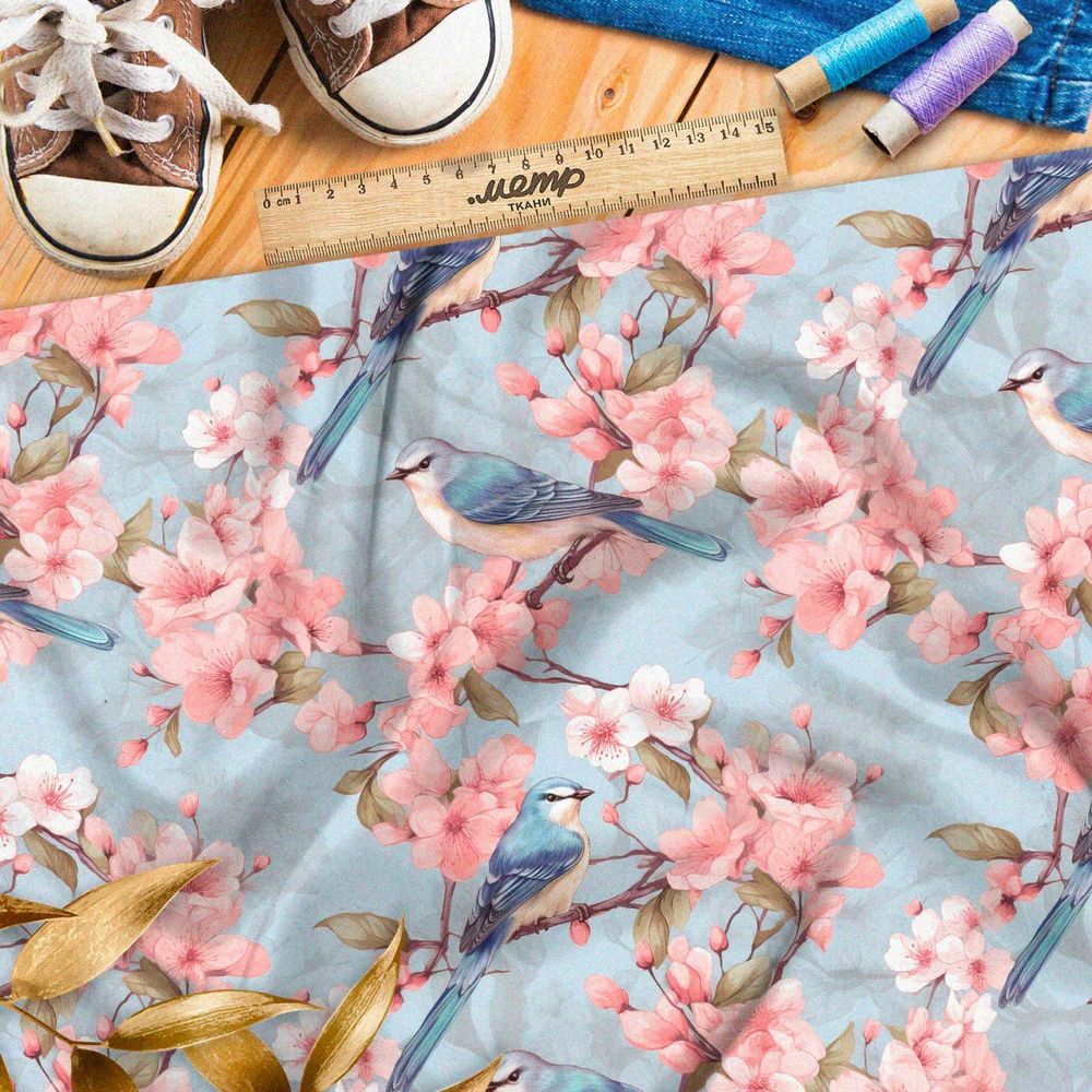 Ткань премиум габардин птицы в цветущей яблоне