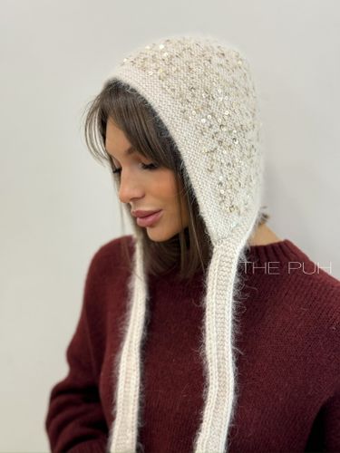 Вязаный бежевый чепчик из ангоры с пайетками