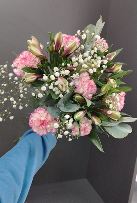 Букет из диантусов и альстромерий на  15.03