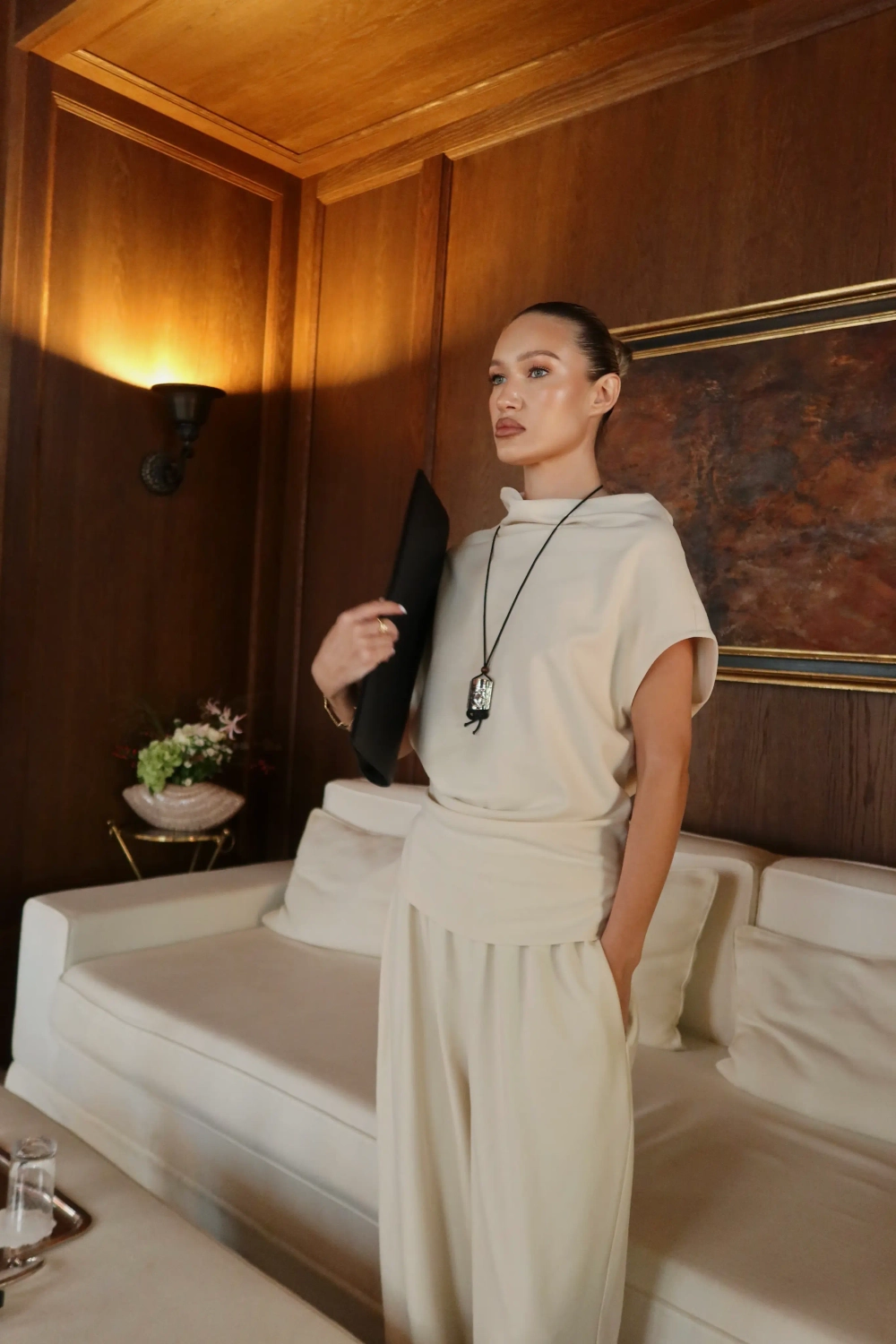 Свободные брюки женские на резинке бежевые Lunar