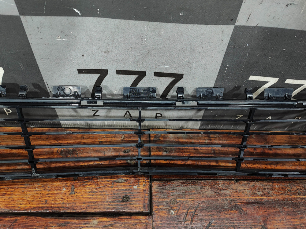 Решетка переднего бампера Mercedes C (W205) 14-18 Б/У Оригинал A2058852023