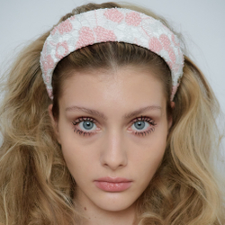 Кокошник с розовыми цветами и декором