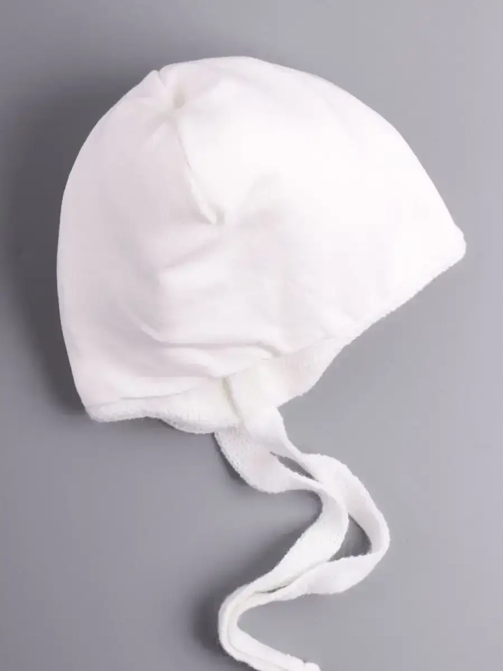 Шапка детская осенняя с завязками и помпонами