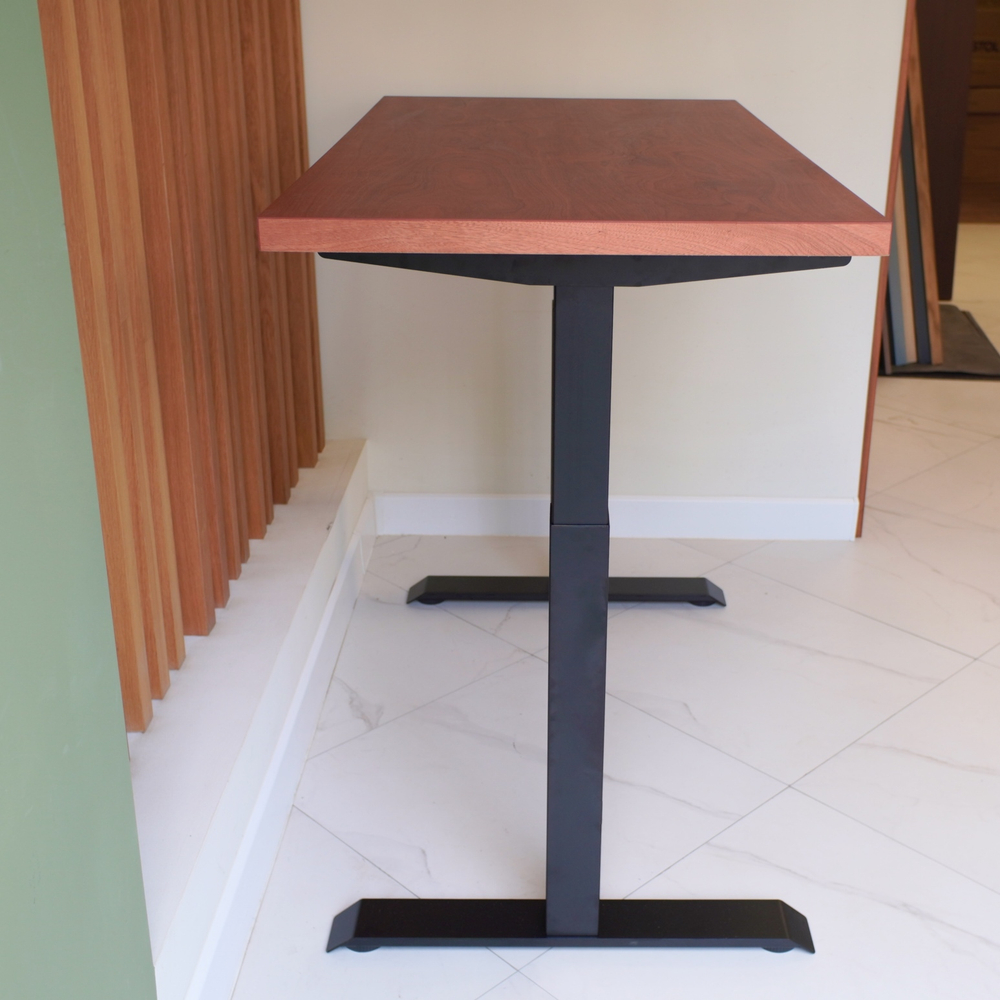 Регулируемый компьютерный стол Motor UP с регулировкой по высоте — столешница МДФ красное дерево