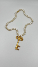 Кулон Ключ на «жемчужных» бусах Anne Klein