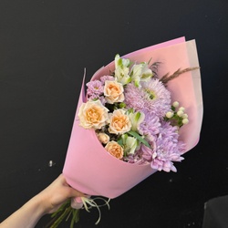 Букет из хризантемы, кустовой розы и альстромерии