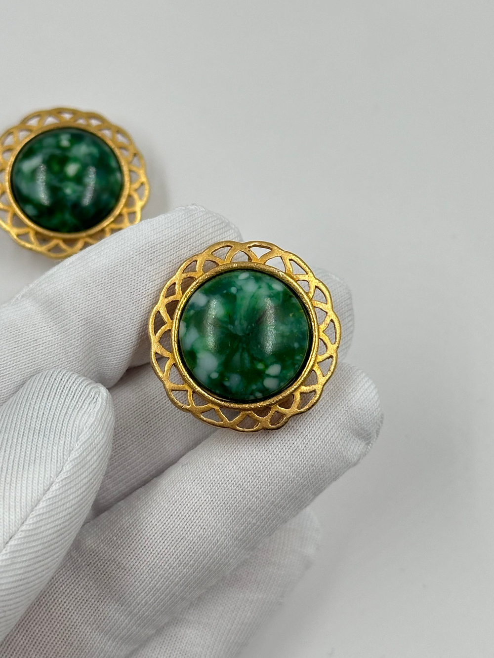 Накладка на пуговицу с зелёным кабошоном