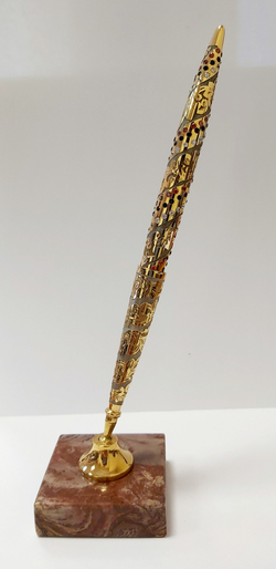 Золотая ручка "Триколор" Златоуст на подставке из яшмы