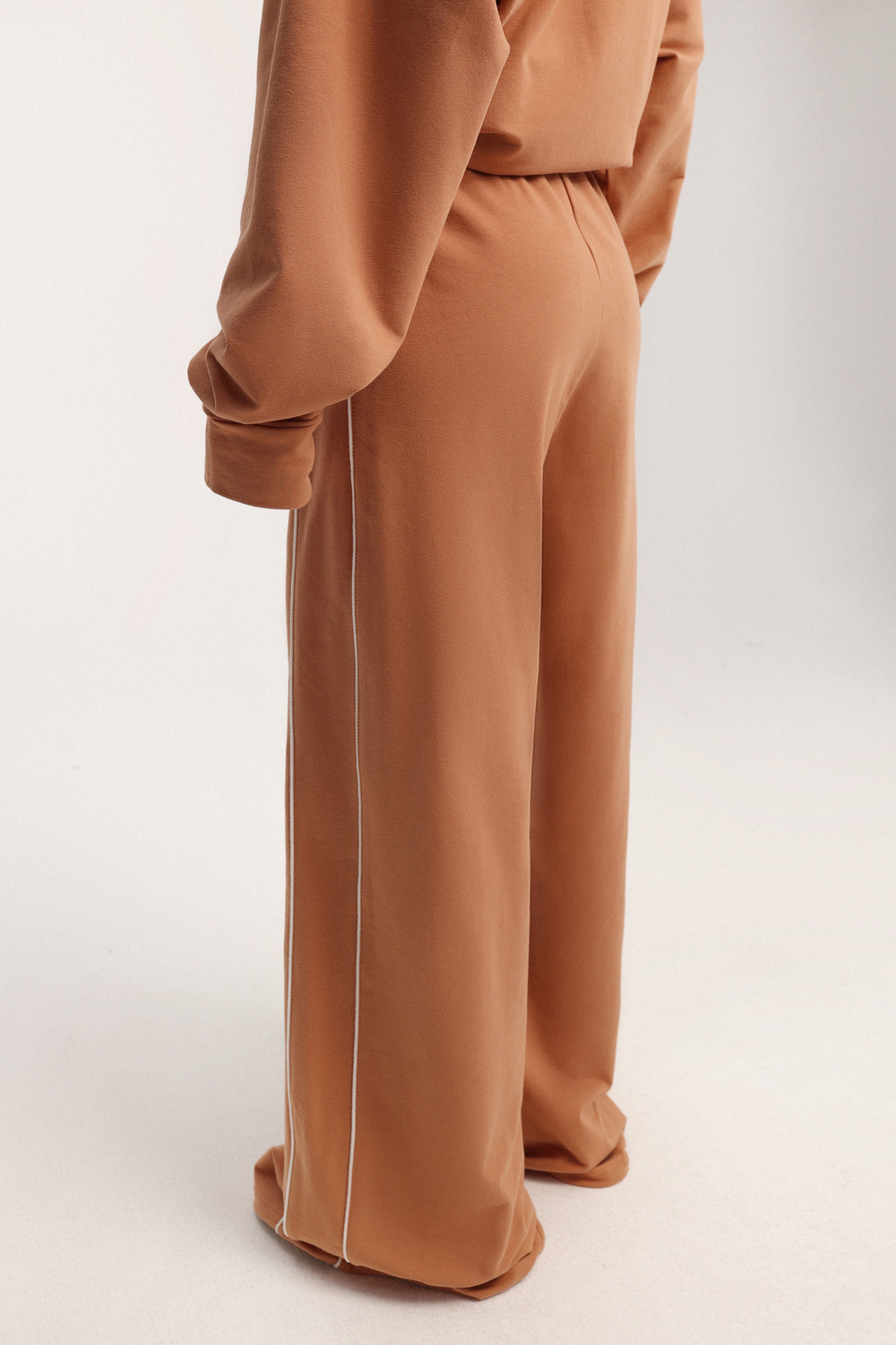 Брюки из трикотажа с кантами