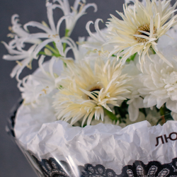 113. Кружевной белоснежный букет с выразительным акцентом