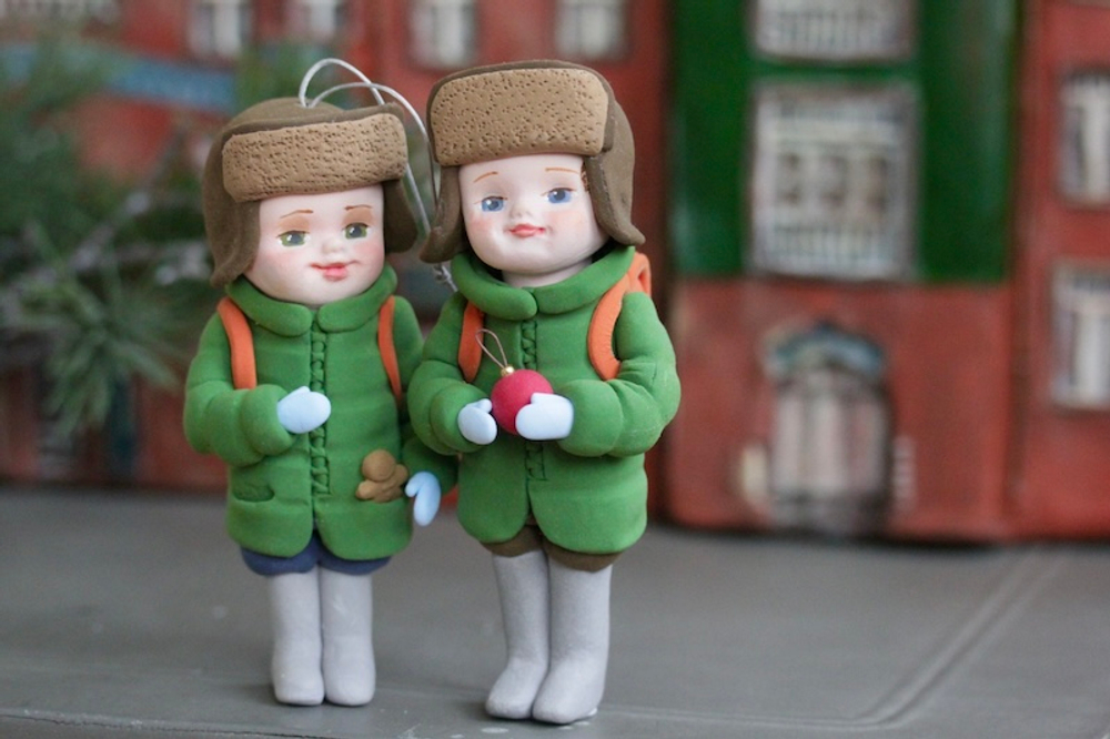 Ёлочная игрушка Мальчик-пупсик с зелеными глазами в зеленом пуховичке.