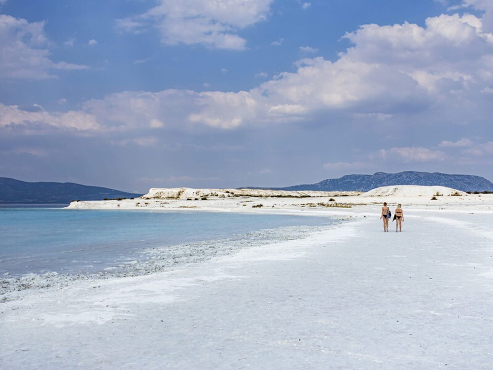 Поля дамасской розы и озеро Салда