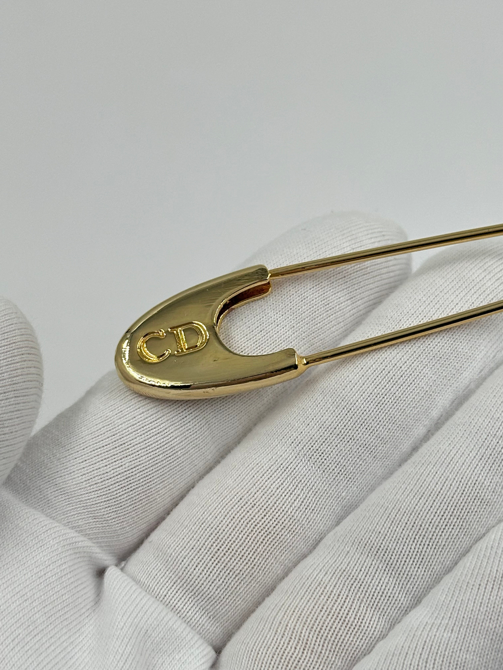 Брошь в виде булавки Christian Dior
