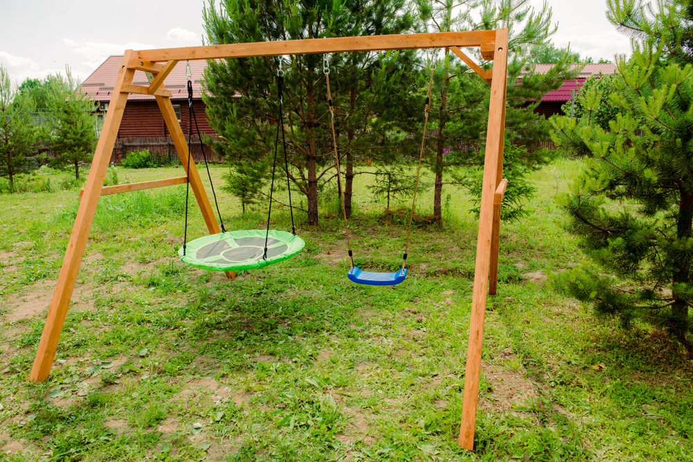 Деревянные качели с качелями гнездо Свиби