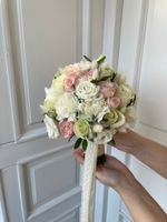 Свадебный букет из диантусов, лизиантуса, кустовых пионовидных роз и зелени