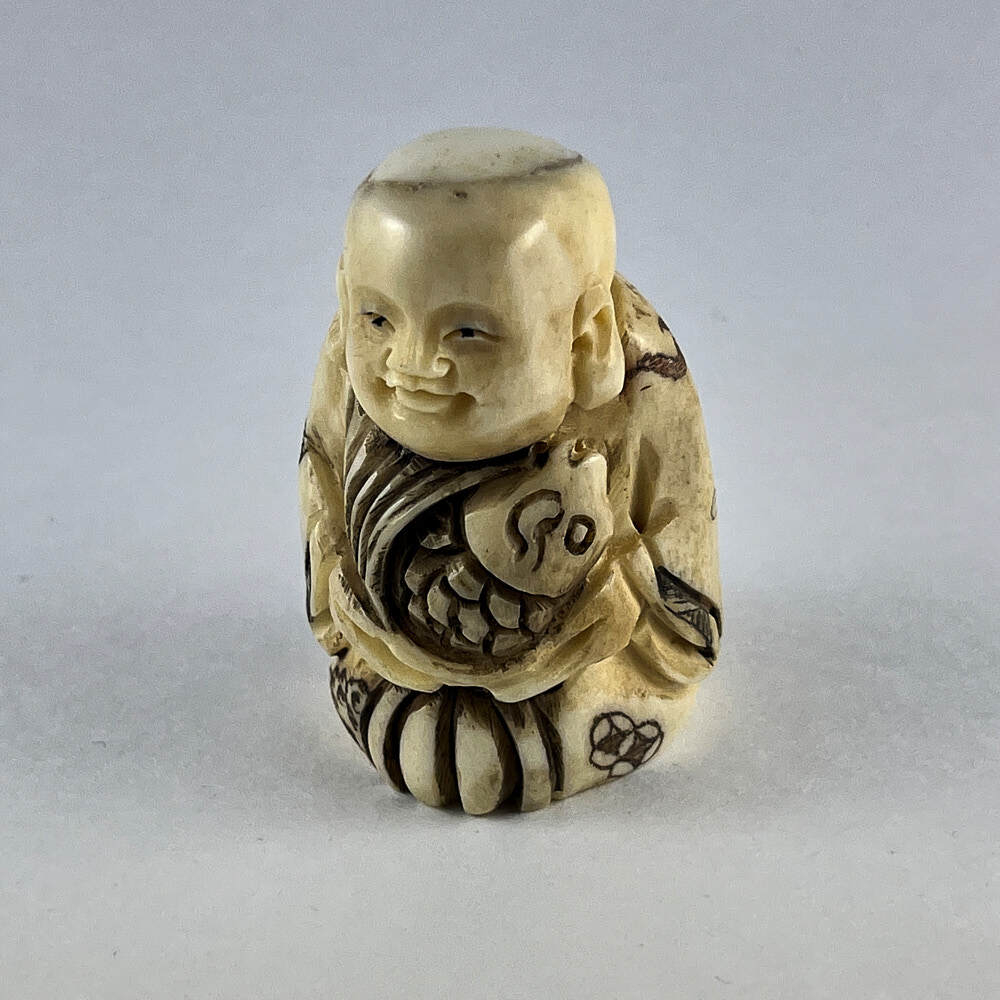 Статуэтка нэцкэ Мальчик Карако с рыбиной на удачу