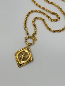 Кулон в виде ромба с логотипом Chanel