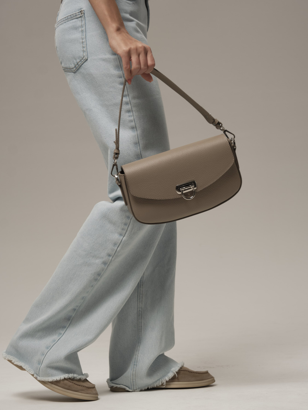 Сумка кожаная на плечо кросс-боди бежевый латте