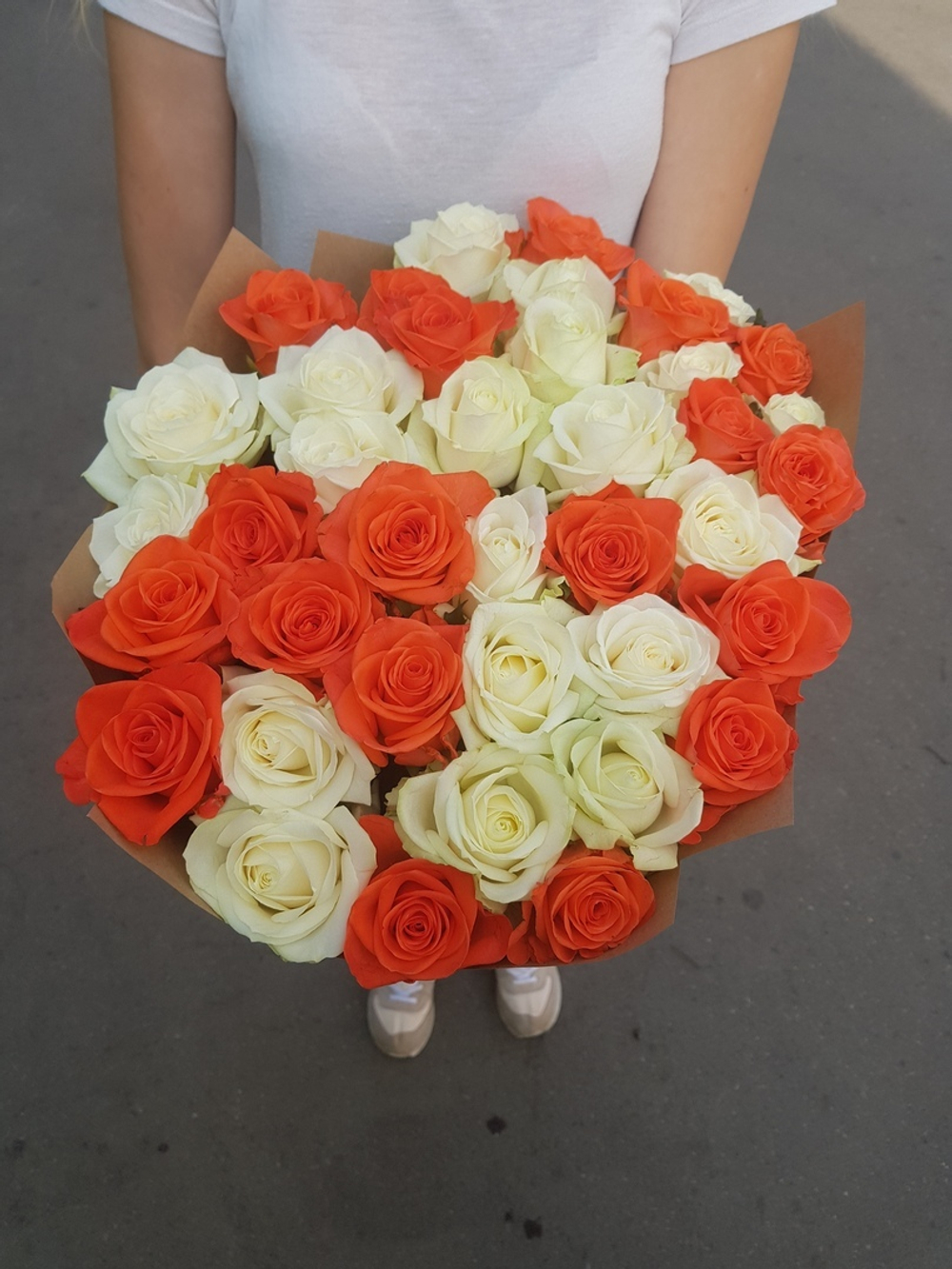 Букет из 51 рыжей и белой розы (50 см)