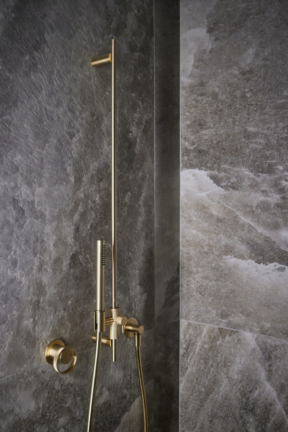 Штанга Anello Gessi, h900 мм, с душевой лейкой и отводом воды, цвет Brass Brushed PVD